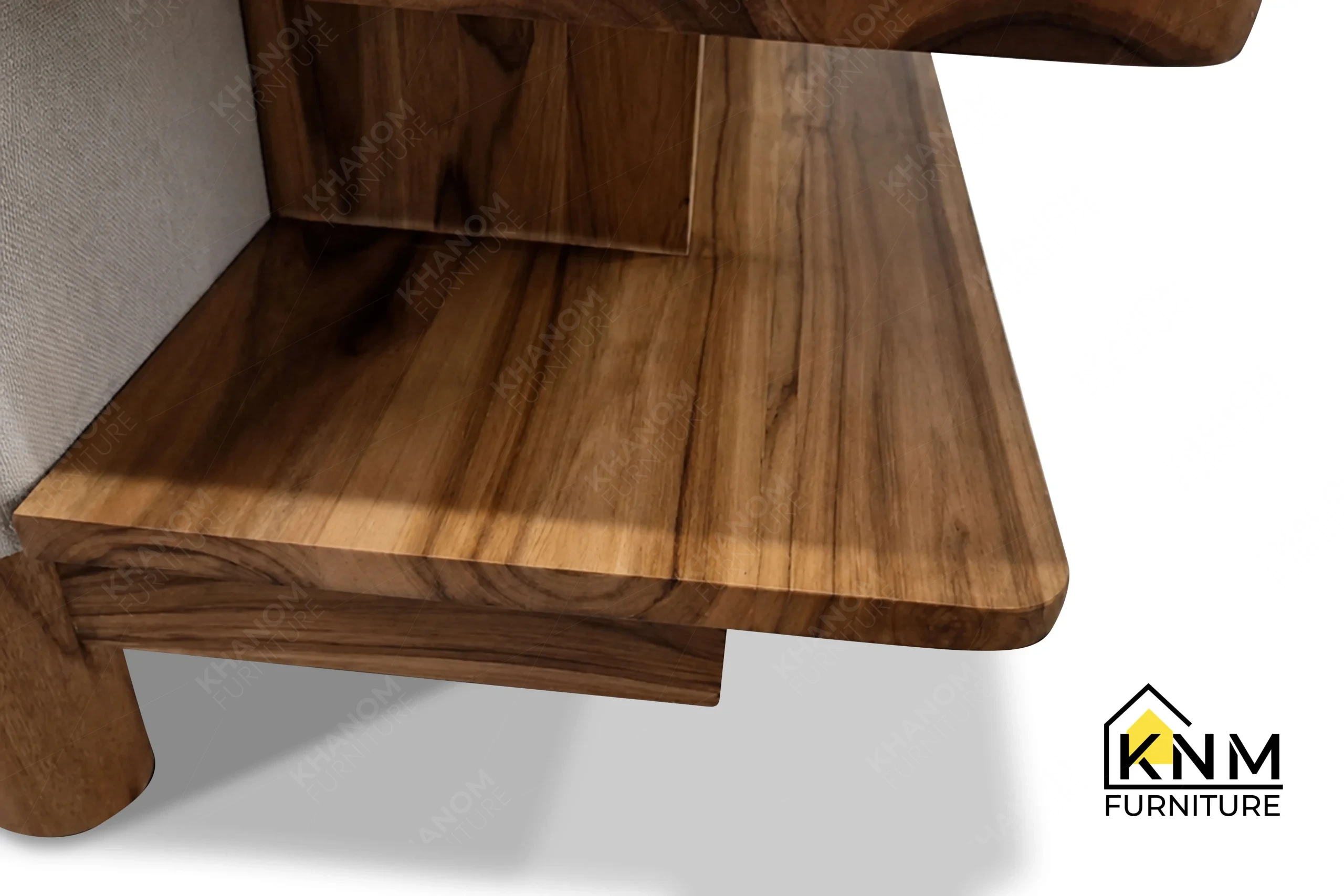 A technical detail of the solid teak outdoor sectional sofa from Khanom Furniture, describing the powder-coated metal center support legs.