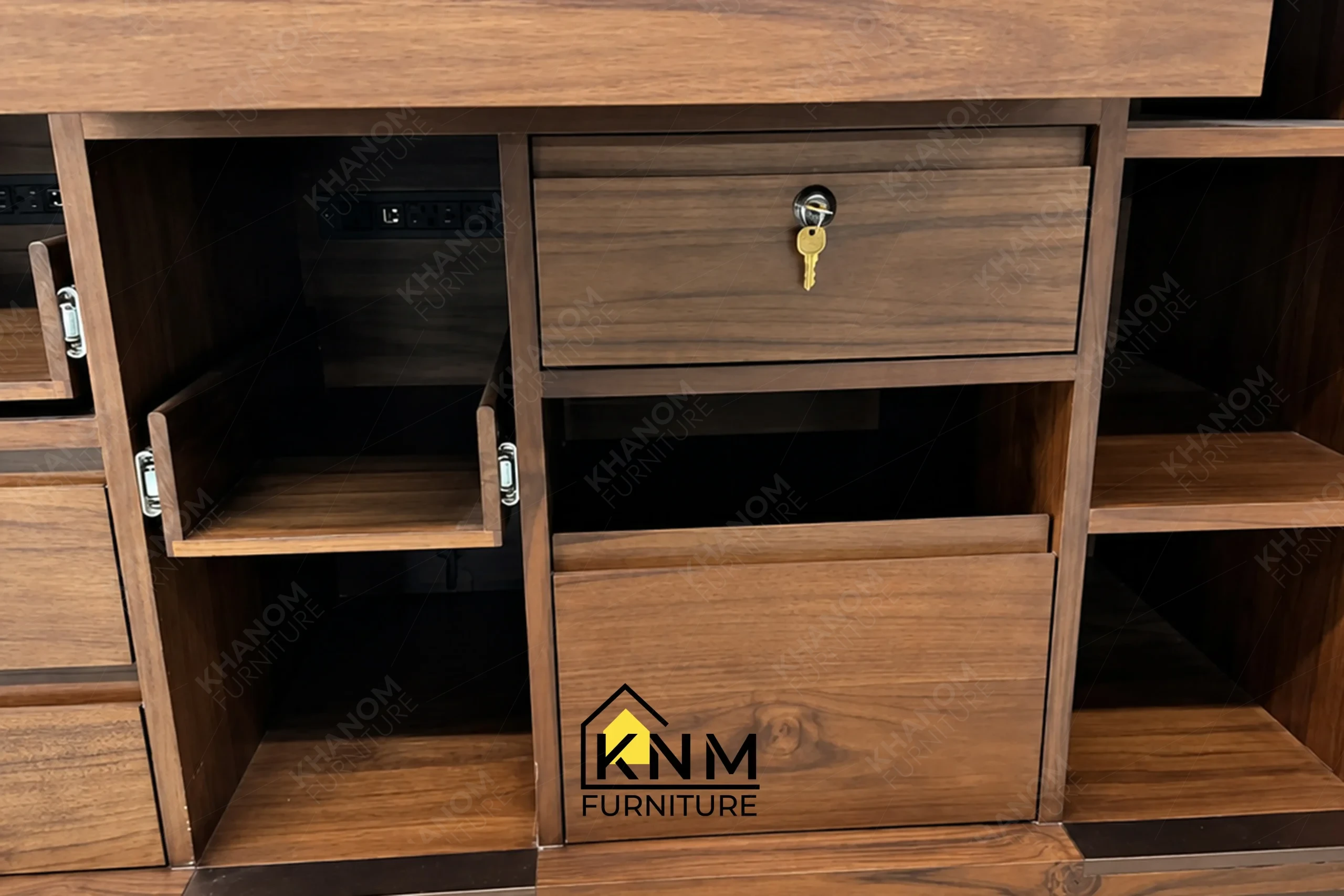 A technical detail of the stone top solid wood reception desk from Khanom Furniture, describing the customized varying-length drawer glides.