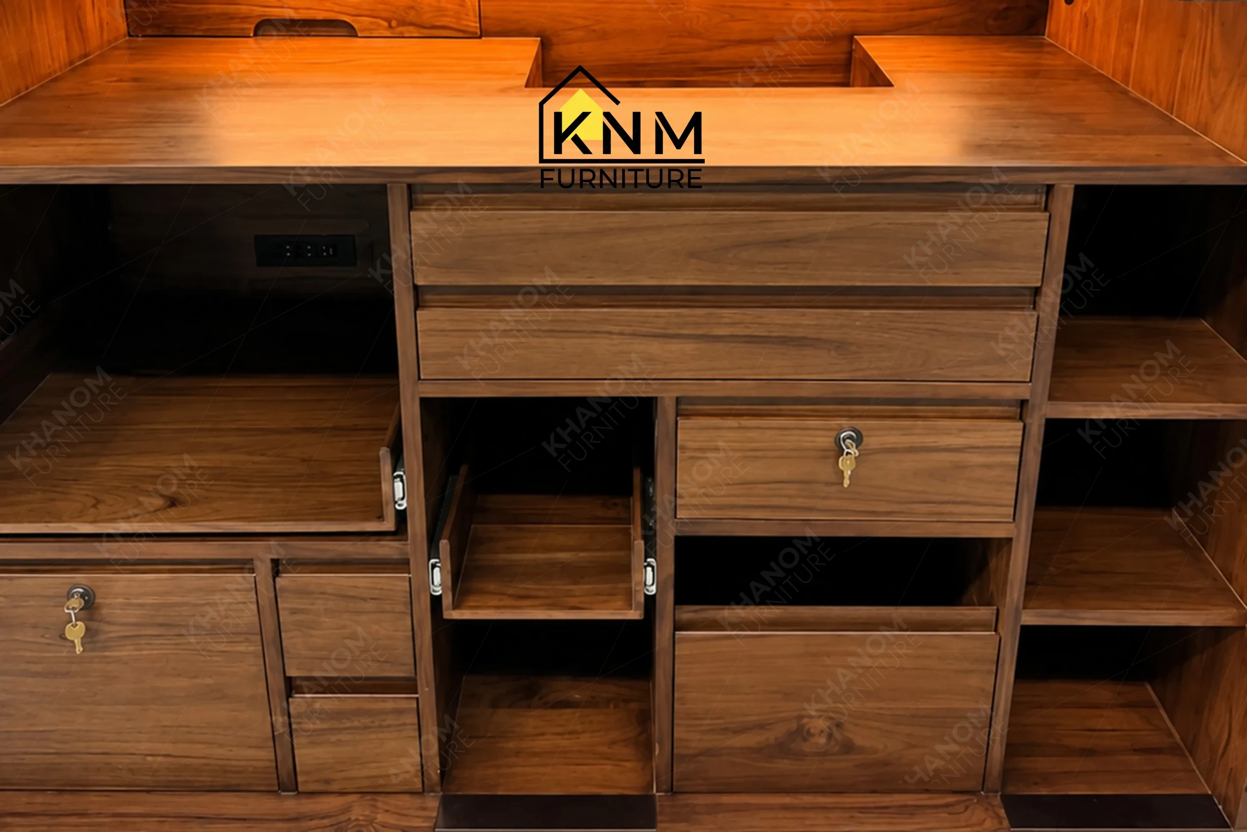 An other detailed material zoom of the stone top solid wood reception desk by Khanom Furniture, showing the green stone surface adjacent to the solid wood frame.