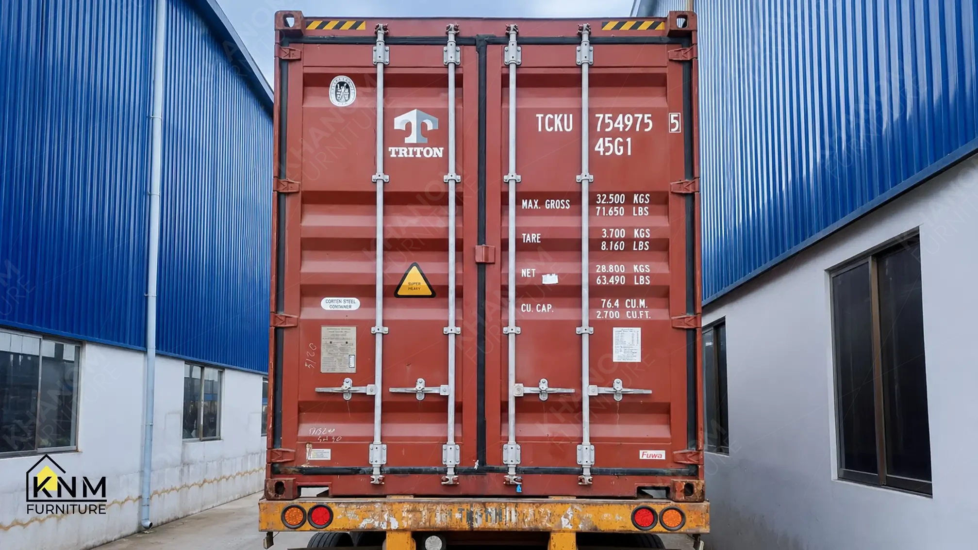 40HQ container (45G1, 76.4 m³, 28,800 kg payload) sealed for hospitality FF&E export — KNM Furniture Vietnam