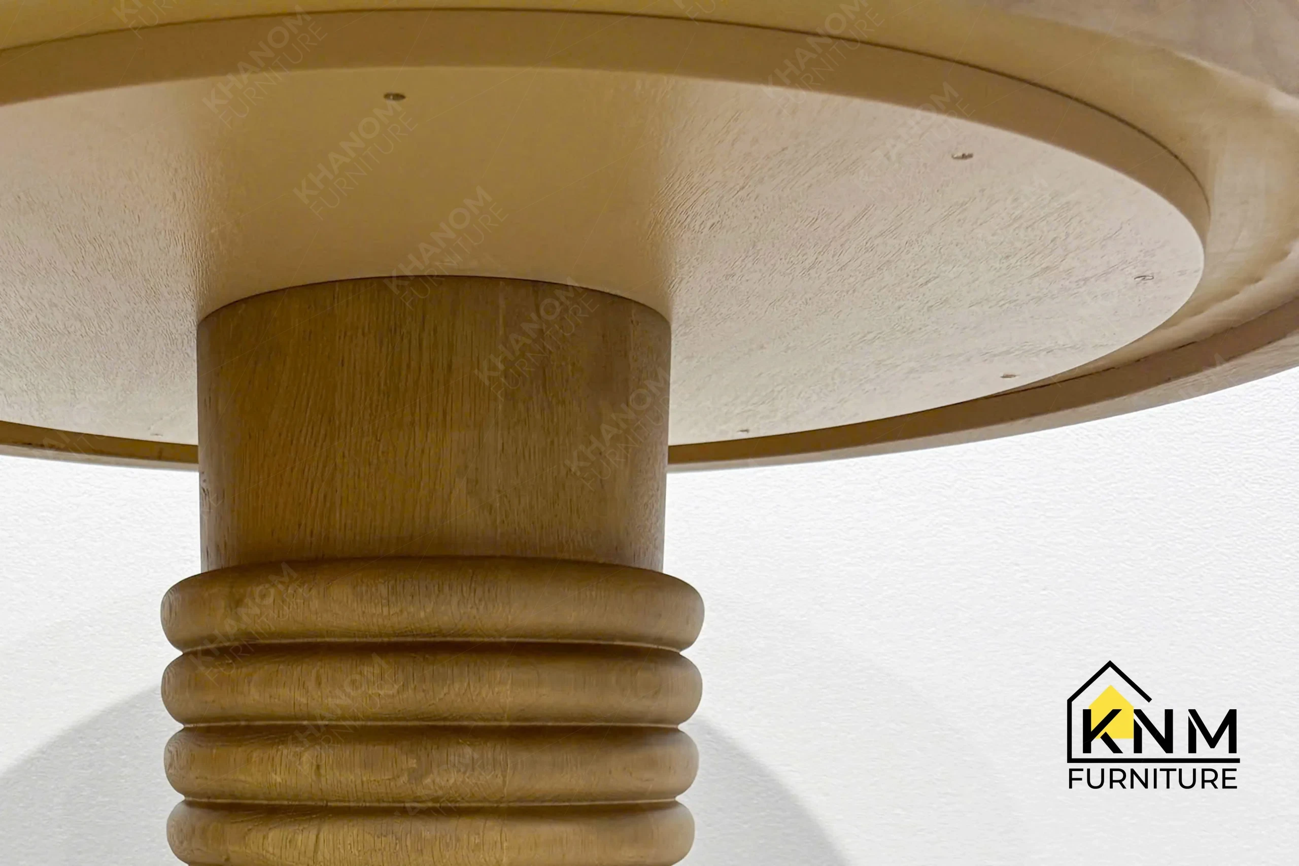 A detailed material zoom of the quarter cut oak banquette dining table by Khanom Furniture, showing the straight grain of the quarter cut white oak.