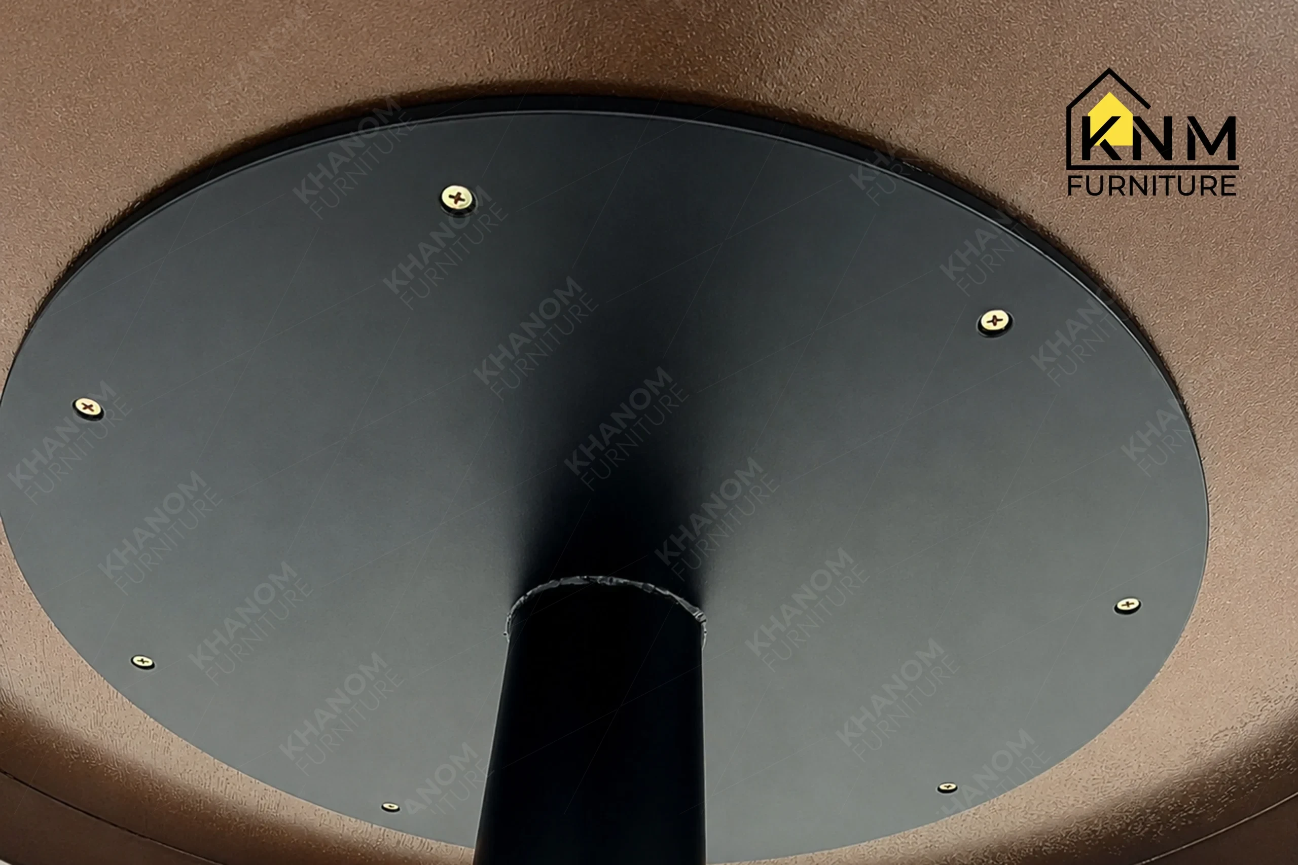 A technical detail of the Prismatic powdercoat metal bar table from Khanom Furniture, describing the transition between the Prismatic top and matte base.
