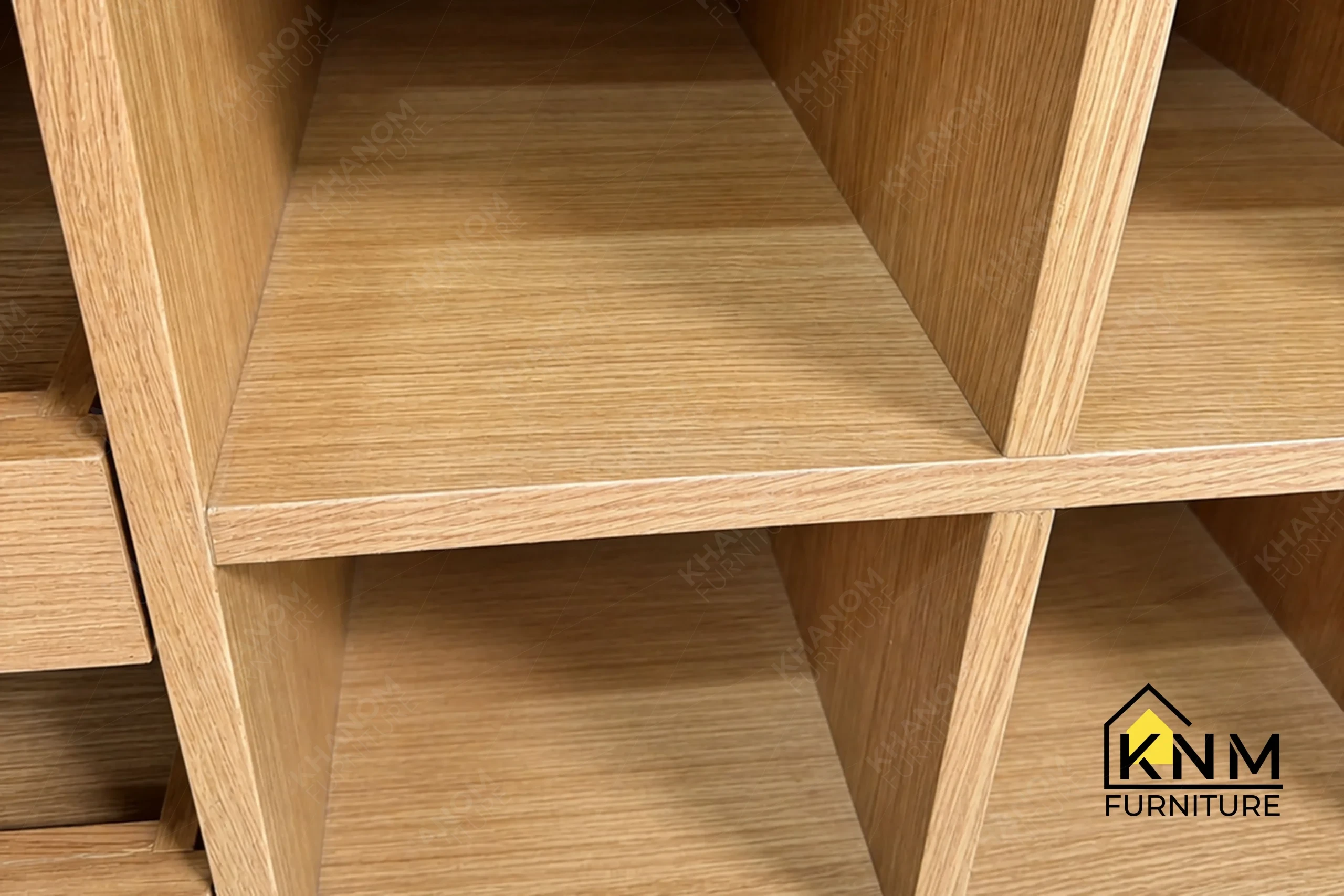 A detailed material zoom of the laminate top oak veneer work table by Khanom Furniture, showing the Frosty White matte laminate and oak grain.